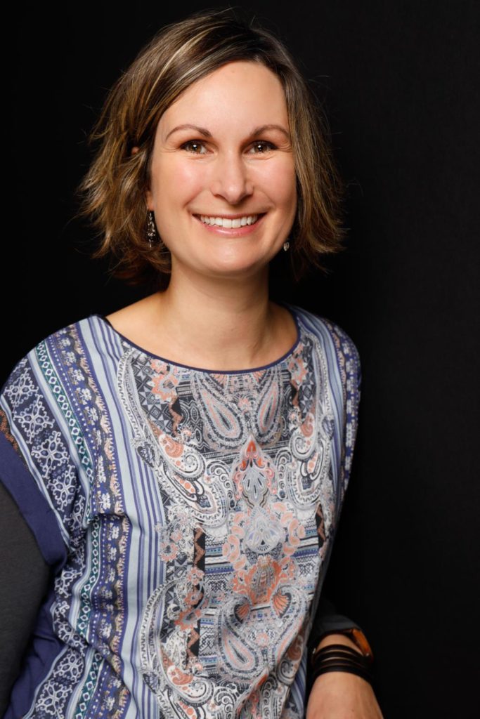 Portrait von Katja Hinz mit buntem Shirt (Coach für Unternehmen)