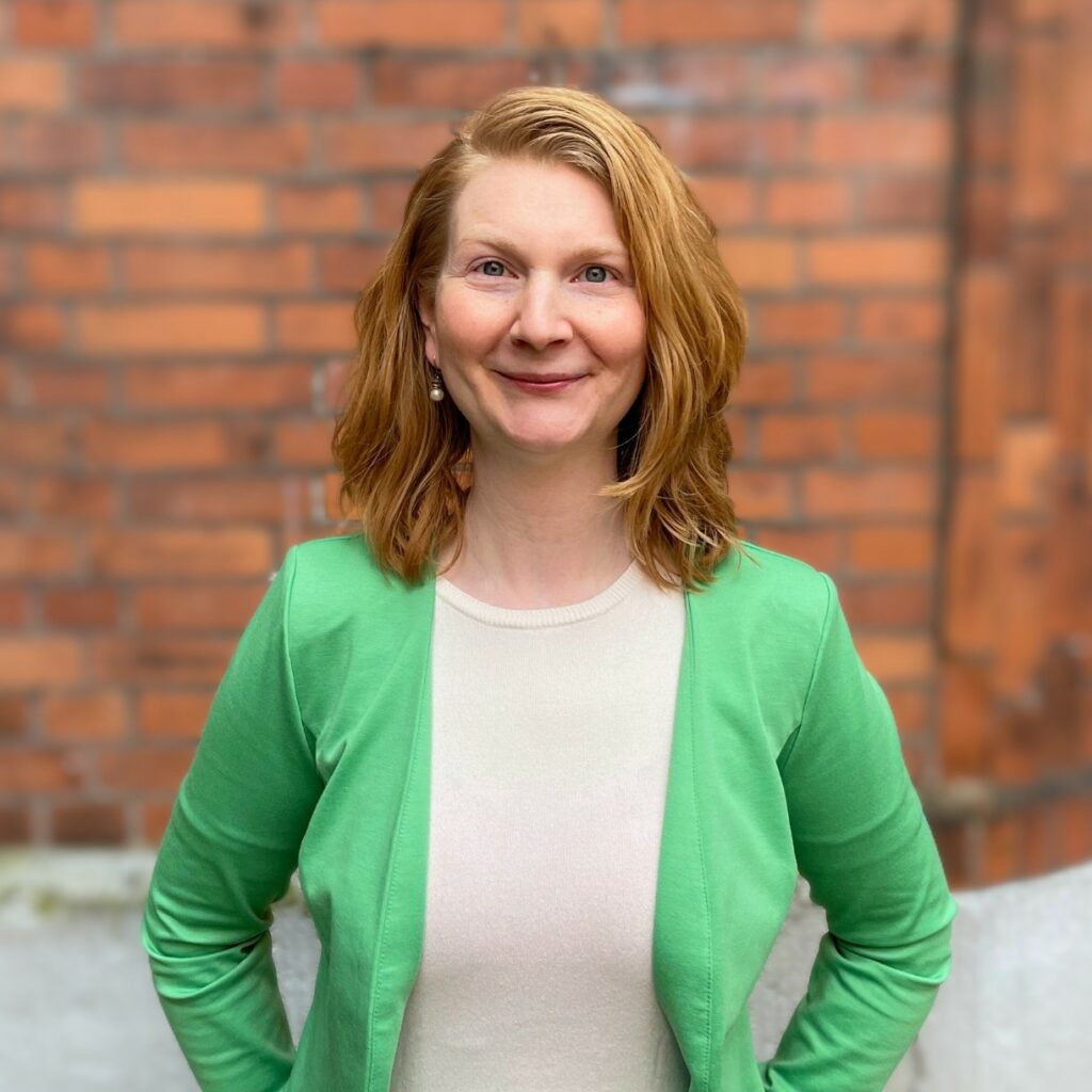 Berufliche Neuorientierung - Foto von Ariane Mitsching im grünen Blazer