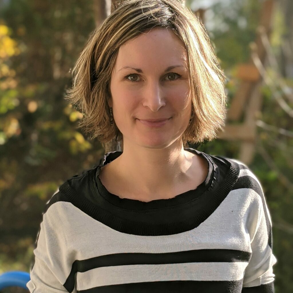 Berufliche Neuorientierung - Foto von Katja Hinz im schwarzweißen Oberteil