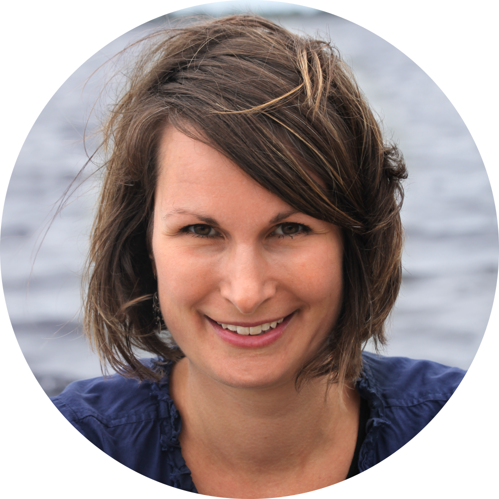 Foto von Katja Hinz mit zerzausten Haaren (Coach für beruflichen Wiedereinstieg)